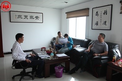 中國農(nóng)科院專家與天成鴿業(yè)董事長楊明軍交流