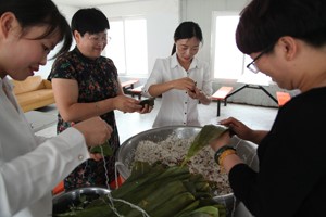 天成鴿業員工端午包粽子